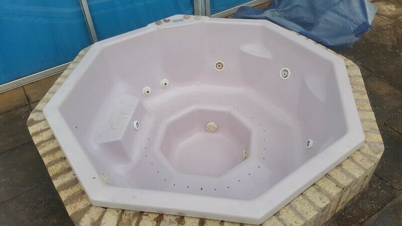 JACUZZI – Complete with Pump, Filter, blower.