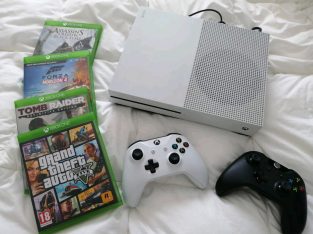 Xbox One with controls and games R3800