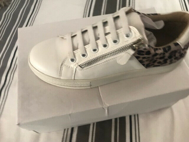Saint and Summer Sneakers Brand new at R 400 – YesAds